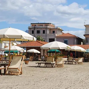 Tina 3*, Viareggio Italië