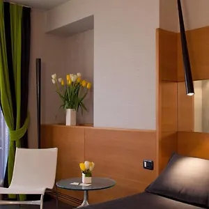 Hotel Zone, Roma